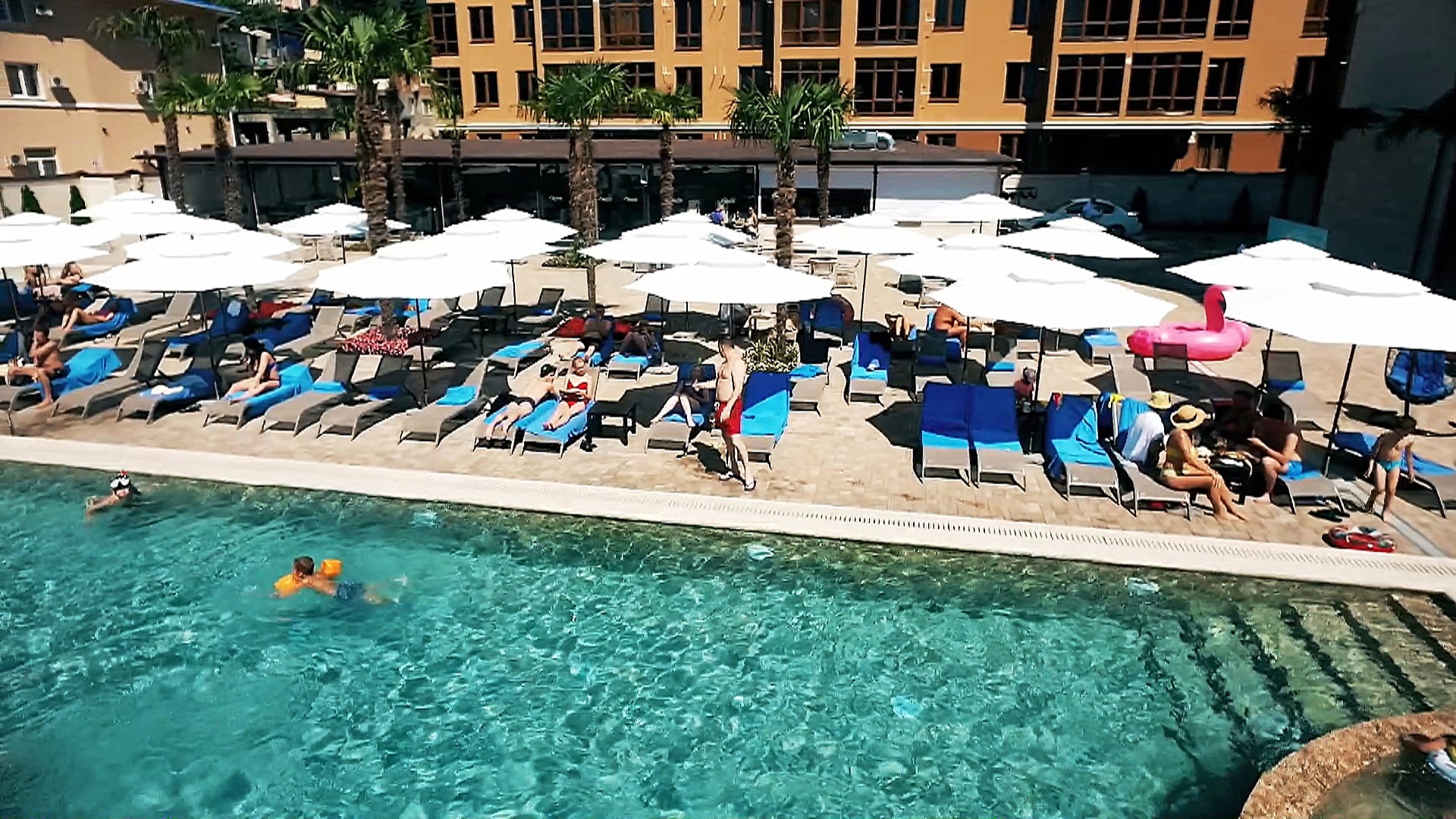 Открытый бассейн с подогревом